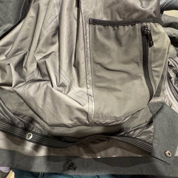Arc'teryx Women's Gore-Tex Shell Jacket, Gray, XL -used exellent condition - Picture 6 of 6